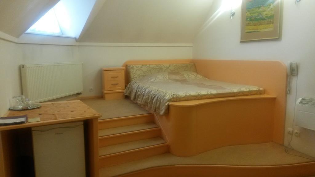 Marlen Hotel Rivne Buitenkant foto